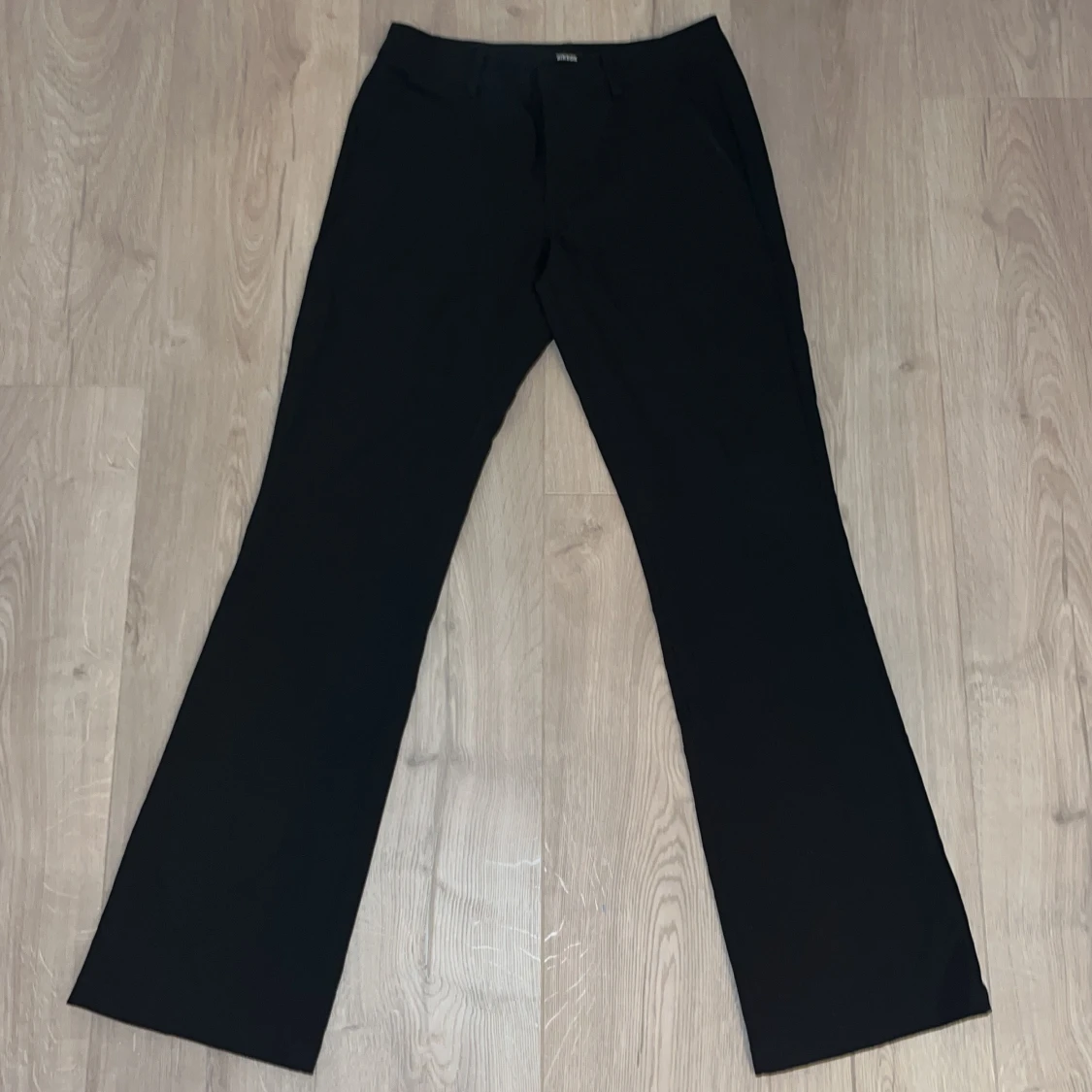 Svarta bootcut kostymbyxor från BikBok - 1
