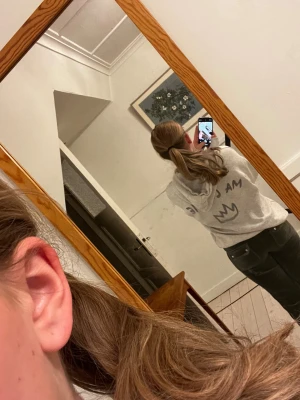 Ljusgrå hoodie med tryck och huva - Säljer en ljusgrå hoodie med en cool text ma cherie,älskar denna tröja men kommer inte till användning längre💕dock har metall grejerna till snörena åkt av och en liten fläck i mitten av tröjan.