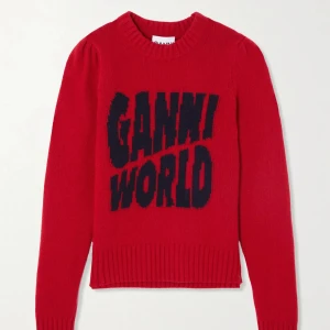  stickad tröja från Ganni - Cool röd stickad tröja från Ganni med marinblå GANNI WORLD-tryck framtill. Storlek M 