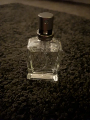 Elegant herrparfym från Givenchy - Stilren parfymflaska från Givenchy, perfekt för dig som vill ha en klassisk och modern touch. Passar dig som gillar exklusiva märken och vill sticka ut med en ikonisk doft. Volym och ingredienser syns ej på bilden.