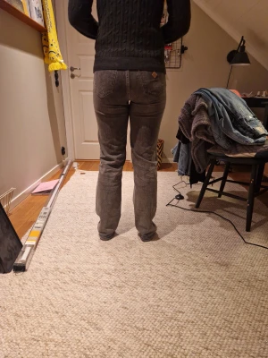 Jeans - Säljer ett par grå jeans från Abrand i modellen A'99 Low Straight. 