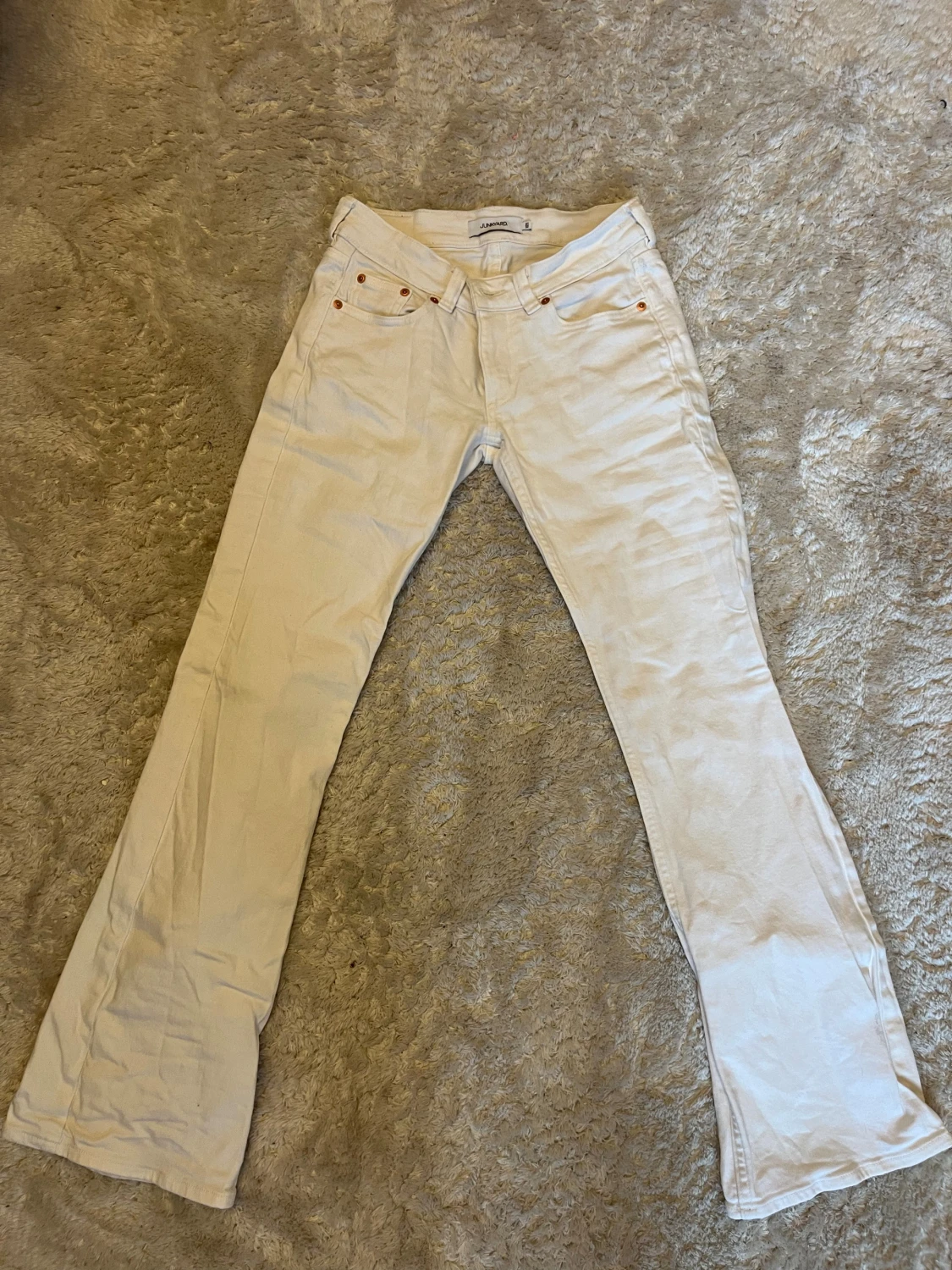 Vita bootcut jeans från Junkyard - 1