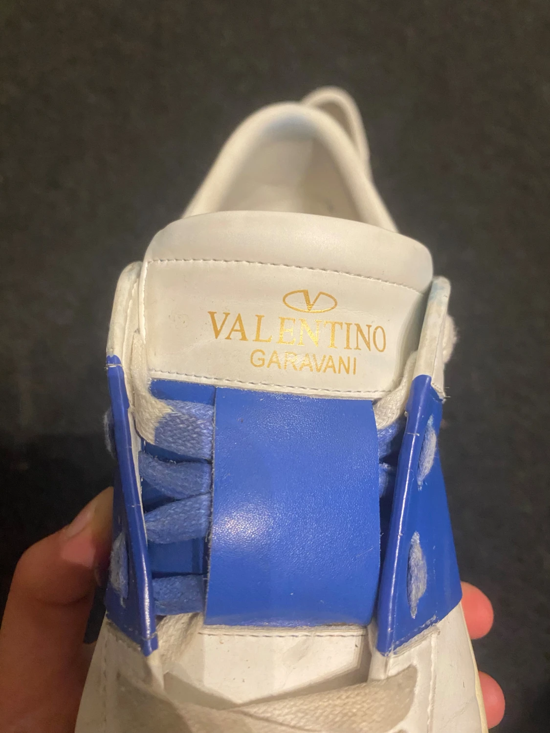 Valentino Garavani vita sneakers med blå detalj - 5