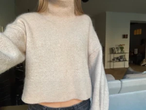 Beige stickad polotröja - Beige tröja. 25% mohair och 25% ull. Inte så nopprig så i väldigt bra skick!💗