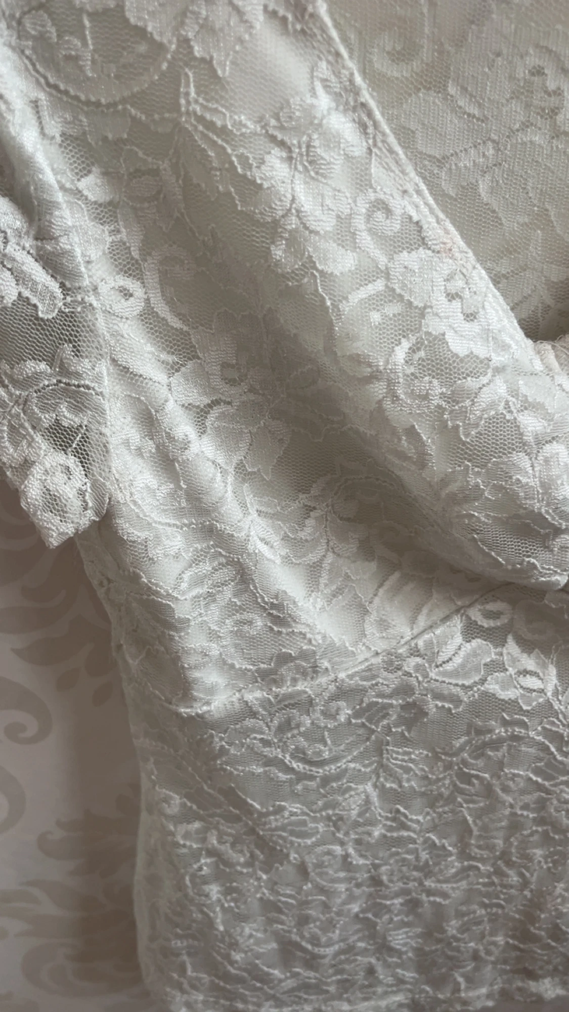 Vit spetsblus med v-ringning - 3