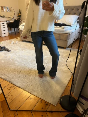 Bootcut jeans Superlow blå, storlek 28 - Snygga blå bootcut jeans i modellen Superlow Boot, storlek 28. Jeansen har låg midja, klassisk femficksdesign och är tillverkade i mjukt denim med lätt tvättad look. Passformen är normal och benen har en lätt utsvängd siluett.