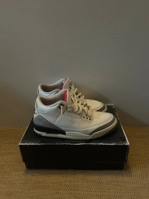 Nike Air Jordan 3 Retro White Cement - Nike Air Jordan 3 Retro White Cement sneakers. köpt nya när de droppaa på ballzy. mint kondition.
