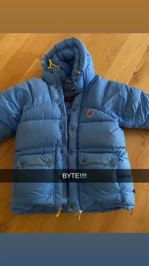 BYTA MOT DENNA? - Kollar om det är någon som är intresserad av att byta denna jacka med mig mot en i expedition down lite då denna är expedition. Färg spelar ingen roll men helst xxs-xs. Som ny, skriv om ni har några funderingar. Jackan kemtvättas såklart vid byte💕