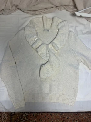 Vit mohairtröja Phi Phi Star - Supersöt vit stickad tröja med volang, från Phi Phi Star i 100% mohair. Perfekt nu till vintern!