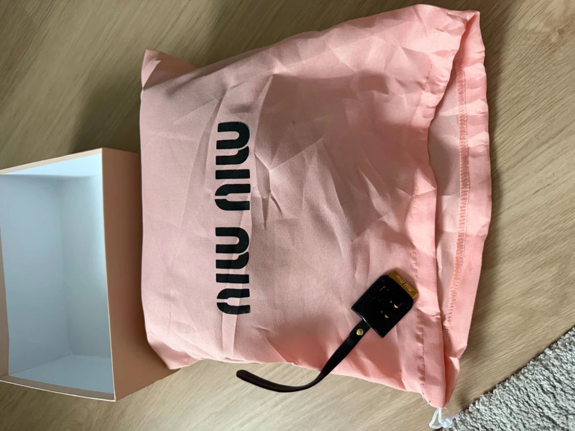 Svart quiltad handväska från Miu Miu - 6