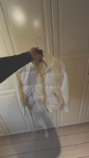 Jacka - Oanvänd jacka helt ny, jätte bra kvalite, lagom varm 