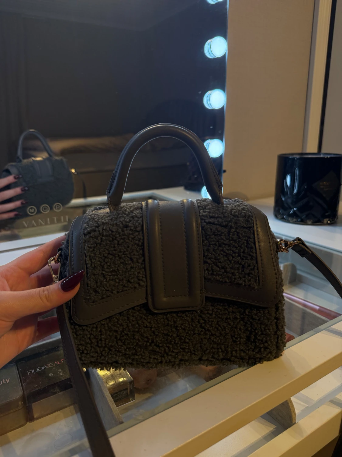 Svart handväska i päls från H&M