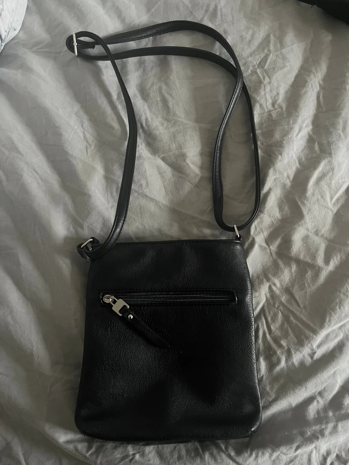 Svart axelväska från Ulrika - 1