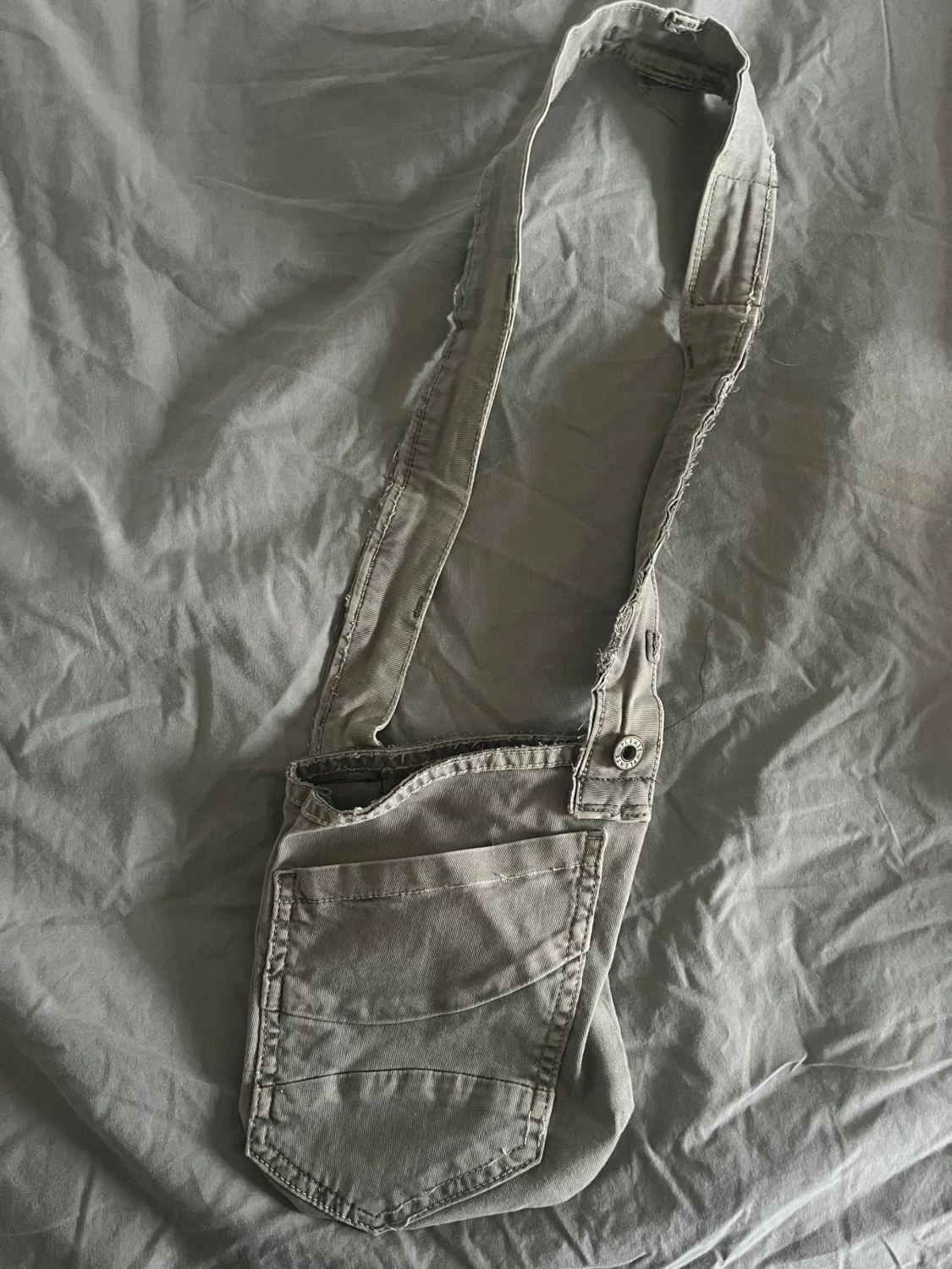 Grå axelväska med hjärtdetalj - 1