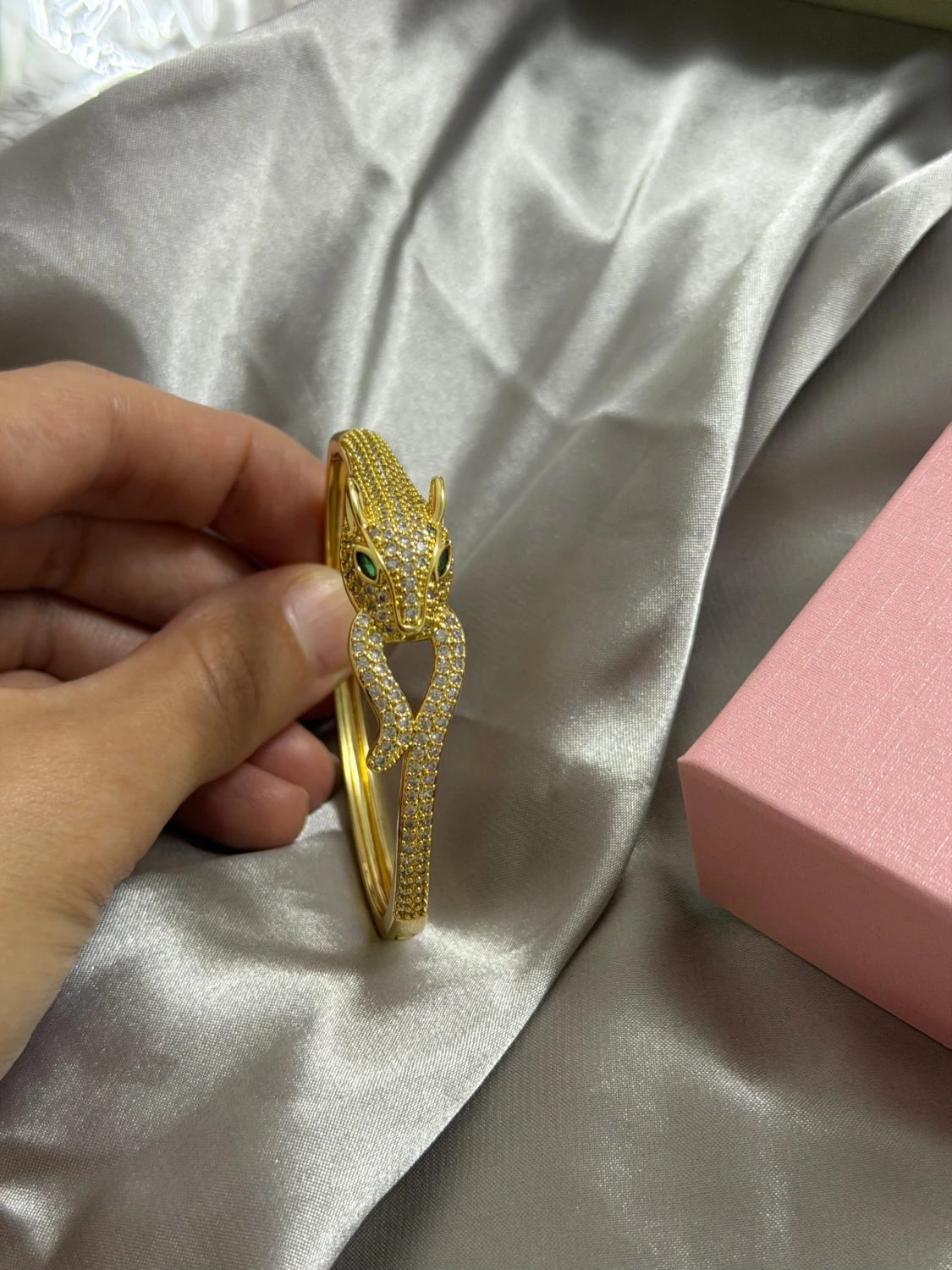 Glittrigt guldarmband med leopardhuvud  - 3