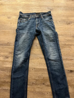 Tiger of Sweden jeans Pistolero 29/32 - Tiger of Sweden jeans Pistolero 29x32 Jeansen har en rak passform med lätt slitningar. Säljer då de är för små för mig hör av er om ni undrar något