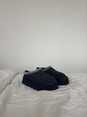 UGG TAZZMAN - Säljer dessa marinblå/lila Ugg tazzman (oanvända) storlek 38/39. PM för mer bilder/ info😁