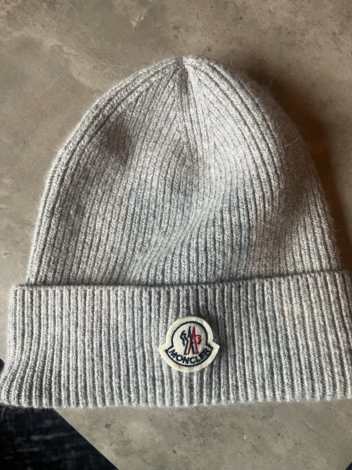 Grå ribbstickad Moncler mössa