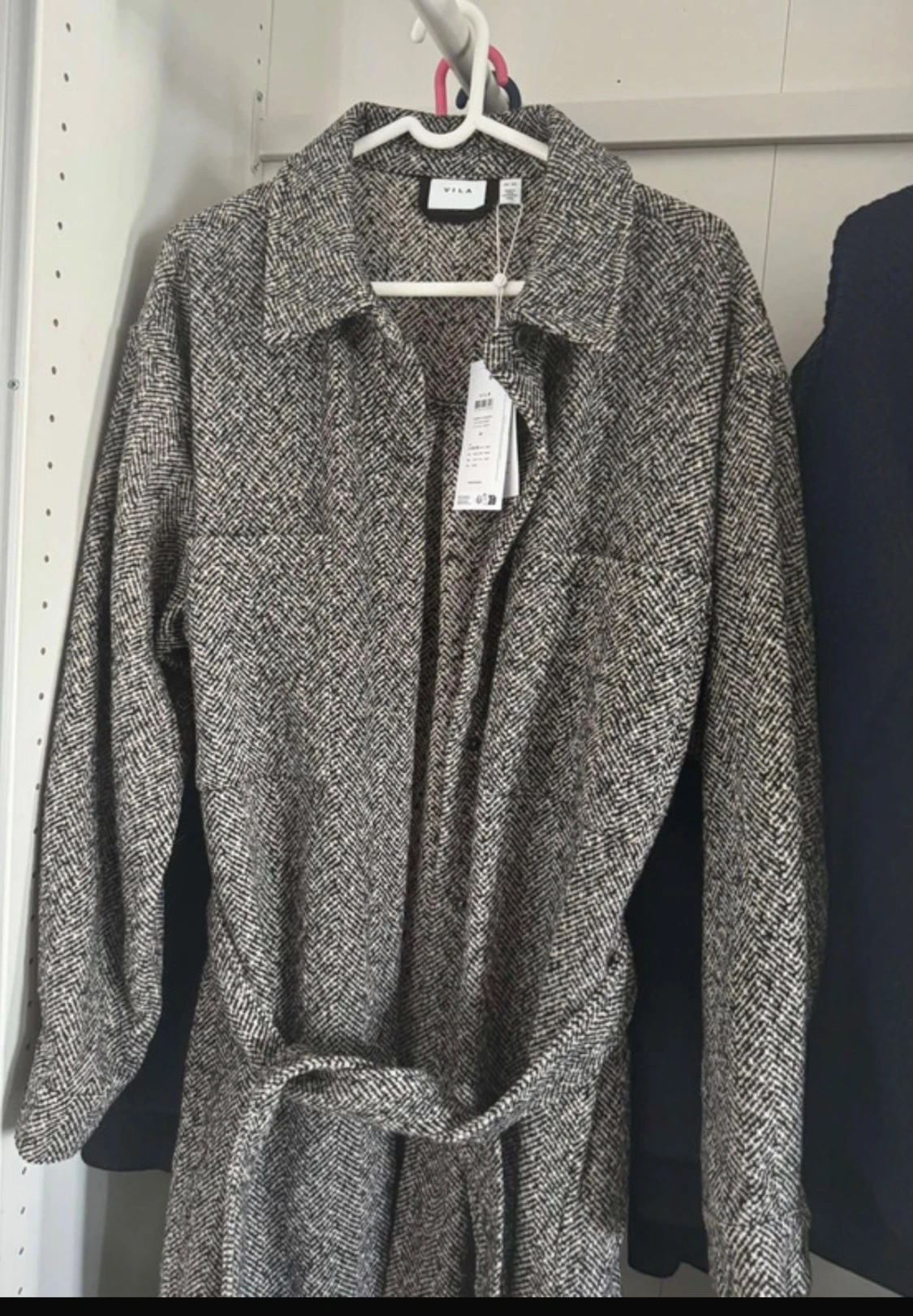 Grå långklänning från VILA med bälte