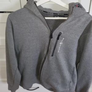 Sail racing zip hoodie - Säljer en fin grå sailracing tröja använd fåtal gånger och inga defekter på den skick10/10 storlek M