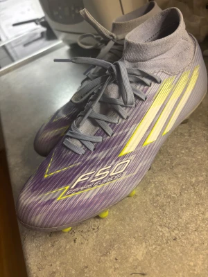 Asidas F50 Sparkfusion - ADIDAS F50 SPARKFUSION. Sparsamt använda då dottern tröttna på fotboll. Se dubbar. Nypris 1100;- Storlek 41 1/3 