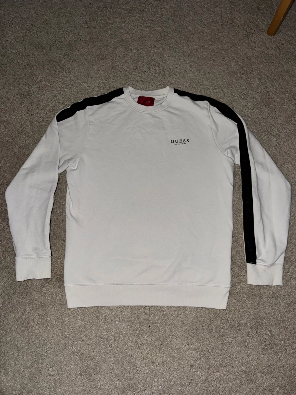 Vit sweatshirt från Guess med svarta detaljer