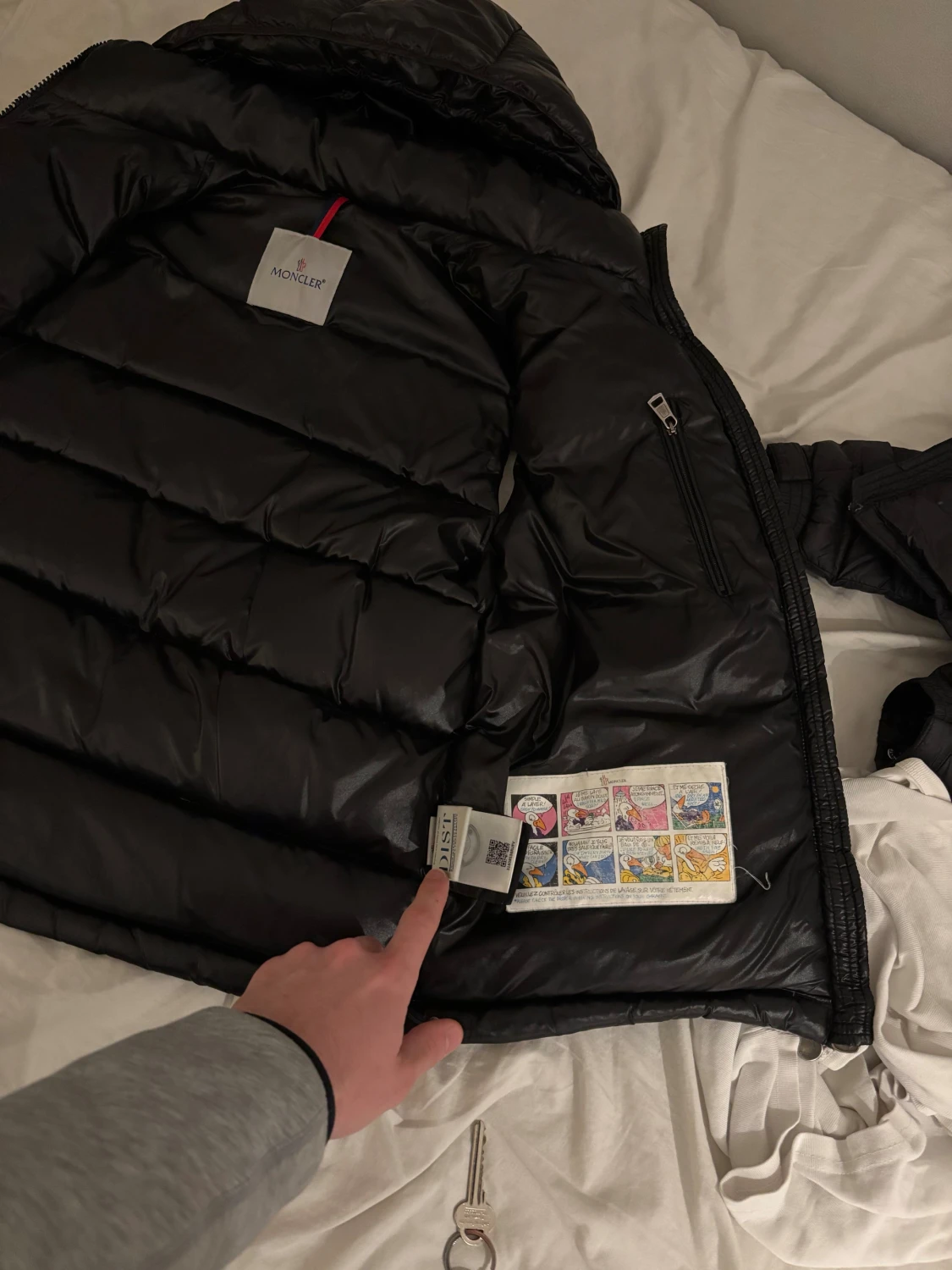 Svart dunväst från Moncler med huva - 3