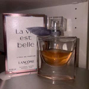 Lancome La Vie Est Belle 50ml - Lancome La Vie Est Belle L'Eau de Parfum, 50ml. Snygg och modern flaska med refill-funktion. Perfekt för dig som vill ha en ikonisk doft från ett välkänt märke. Cirka halva kvar.