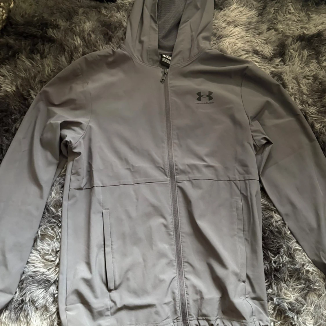 Grå vindjacka från Under Armour