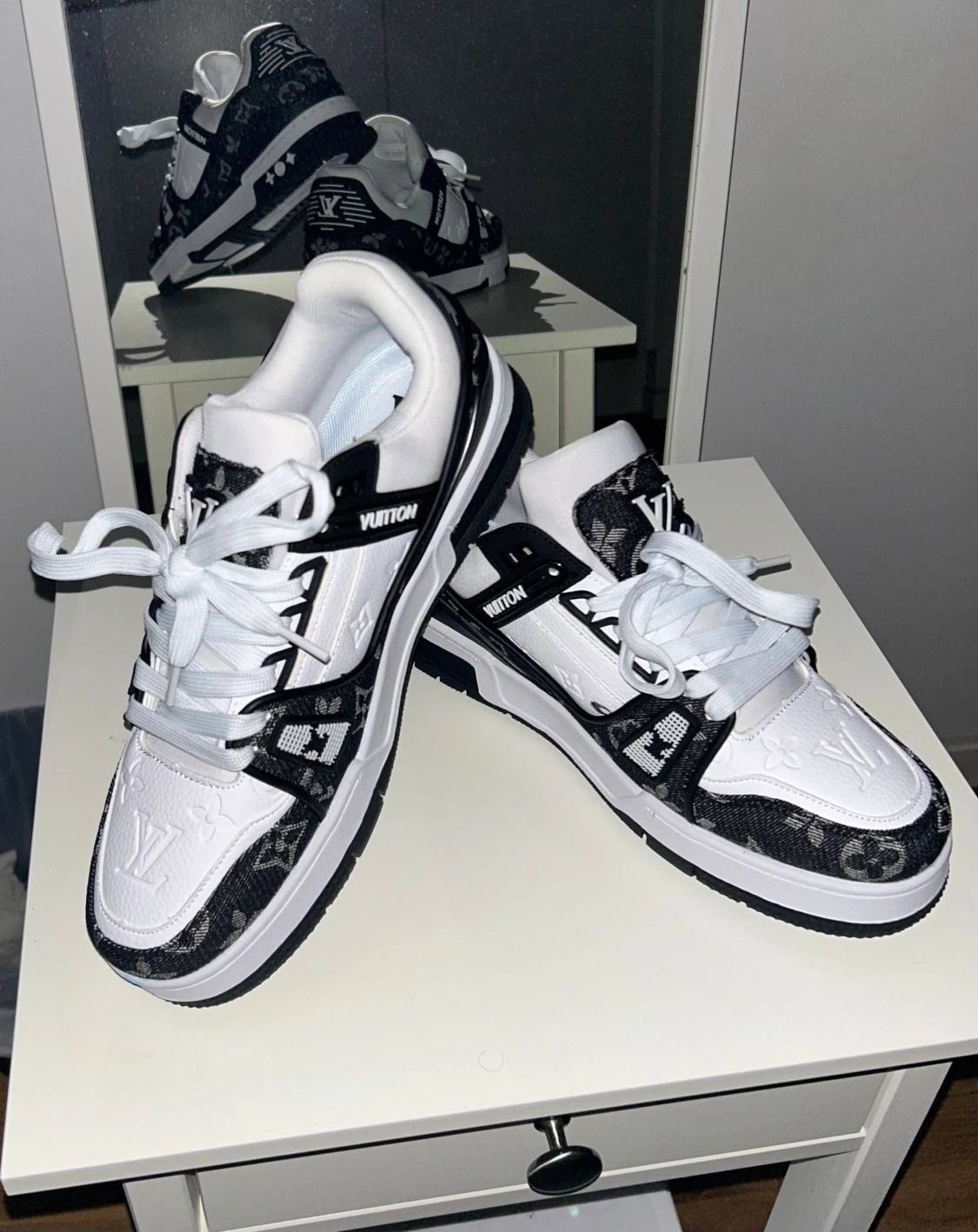 Louis Vuitton svartvita sneakers