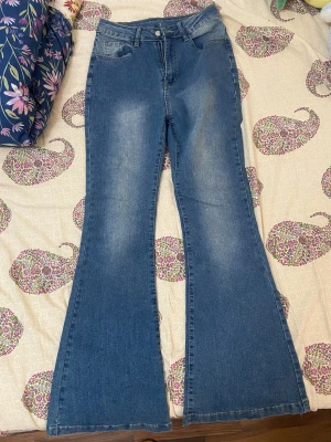 Blå flare jeans - Aldrig använt förut, helt nya. Blåa flare jeans med lite vitt i mitten.