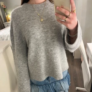Grå stickad tröja från Gina Tricot - Superfin grå stickad tröja från Gina tricot! Den är i bra skick och andvänd fåtal gånger, den har ett skönt material och är perfekt inför vintern❄️❄️ Pris kan diskuteras! Bilden är lånad från den jag köpte av!
