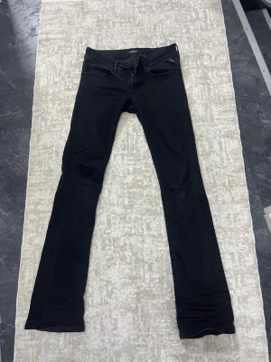 Replay Rearmy svarta jeans - Svinsnygga jättelow waist utsvängda replay jeans, säljer då de inte kommer till användning. passar mig perfekt som är 164cm och vanligtvis har 34/36 i jeans. väldigt stretchiga. köpt för 1400, men pris kan alltid diskuteras