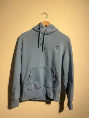 Superdry Blå Hoodie - Hej! Säljer nu denna väldigt snygga Superdry Hoodien. Storlek S Small Färg: Ljusblå Skick: 8/10 Skickas spårbart eller hämtas upp efter överenskommelse. Vid intresse – hör gärna av dig.  Skriv vid frågor eller ifall du vill ha fler bilder:) 