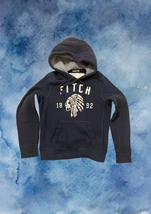 Vintage Abercrombie & Fitch Hoodie - Otroligt snygg och sällsynt Abercrombie & Fitch Hoodie | Mycket bra skick | Längd ≈ 63cm , Bredd armhåla - Amrhåla ≈ 51 cm | Modell 175cm, 68kg