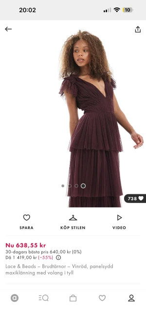 Vinröd maxiklänning med volang från Lace & Beads - Supersnygg vinröd maxiklänning från Lace & Beads med flera lager volanger i mjuk tyll. Klänningen har v-ringad hals, korta volangärmar och paneler som ger en elegant siluett. Perfekt för dig som vill sticka ut med en dramatisk look.