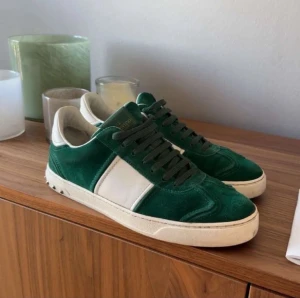 Valentino Flycrew - || Feta Flycrews i topp skick💫|| Alla nitar kvar || Får med certifikat och påse || Bara att höra av er vid frågor!🤝