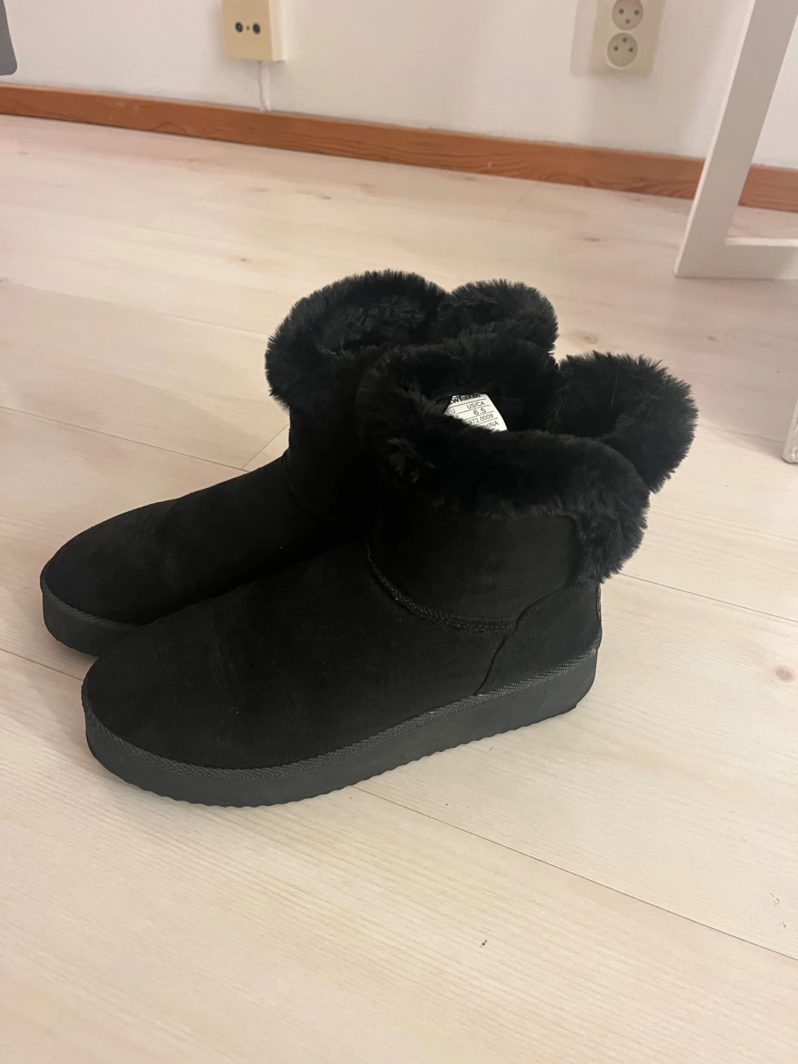 Svarta fluffiga boots med platt sula - 1