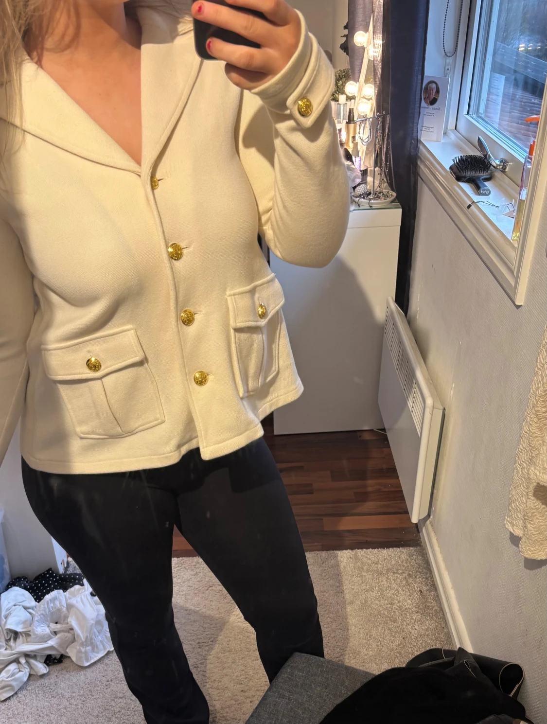 Beige kofta med guldknappar