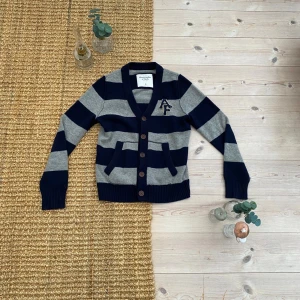 Randig kofta från Abercrombie & Fitch - go kofta ifrån Abercrombie & fitch, mycket bra skick, strl S