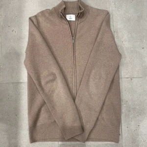 Full zip tröja  - Tja säljer nu denna sjukt feta full zip tröjan från bläck som är helt ny! Den är perfekt nu till vinter! Storlek S. Pris kan diskuteras vid smidig affär☺️Bara att fråga vid eventuella funderingar mvh!