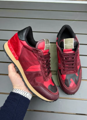 Valentino rockrunners  - Säljer dessa sjukt feta rockrunners! Perfekta vinterskorna! Size 40. Skick 9,5+/10. Iprincip nyskick. Inga defekter! Valentino dustbag ingår! Nypris ca 7000kr. Hör av dig vid intresse 🤩