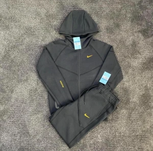 Svart NOCTA x Nike set - Säljer denna Nike x Nocta set i helt perfekt skicka.