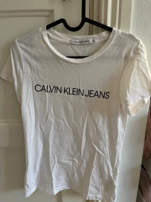 Vit t-shirt Calvin Klein Jeans S - Vit t-shirt från Calvin Klein Jeans i storlek S. Använd fåtal gånger. Orginalpris 499.