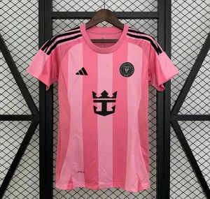 Inter Miami CF rosa fotbollströja Adidas - Snygg Inter Miami CF fotbollströja från Adidas i rosa och ljusrosa ränder. Tröjan har korta ärmar, svart klubbmärke på bröstet och svarta Adidas-ränder på axlarna. Materialet är lätt och ventilerande polyester, perfekt för match eller träning.