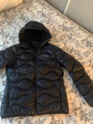 Dunjacka Peak Performance - Dunjacka från Peak Performance i storlek M. Jackan är använd fåtal gånger och är i bra skick! Nypris: 2900kr, skriv om ni har några frågor🤍