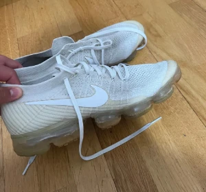 Nike Vapormax vita sneakers - Nike Vapormax sneakers i vit färg med fina glasögon 