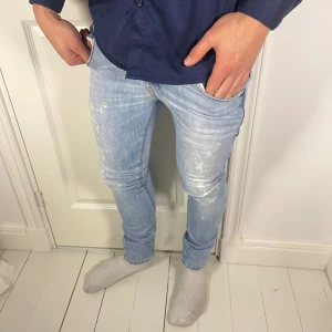 Dondup jeans ljusblå - Dondup jeans, inga direkta defekter. Väldigt fint skick, modellen är 180 cm 75 kg och bär storlek W29. Mått A: 37 cm B: 101 cm.  Notera att måtten kan skilja någon centimeter beroende hur man mäter. Jeansen är väldigt hög kvalité, och är riktigt snygga! Kom med frågor ❤️