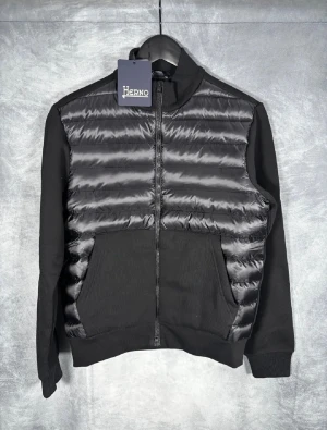 Herno jacka - Säljer en helt ny Herno-jacka, nypris 3800 kr, nu för 1600 kr. Perfekt skick! Hör av dig vid intresse.