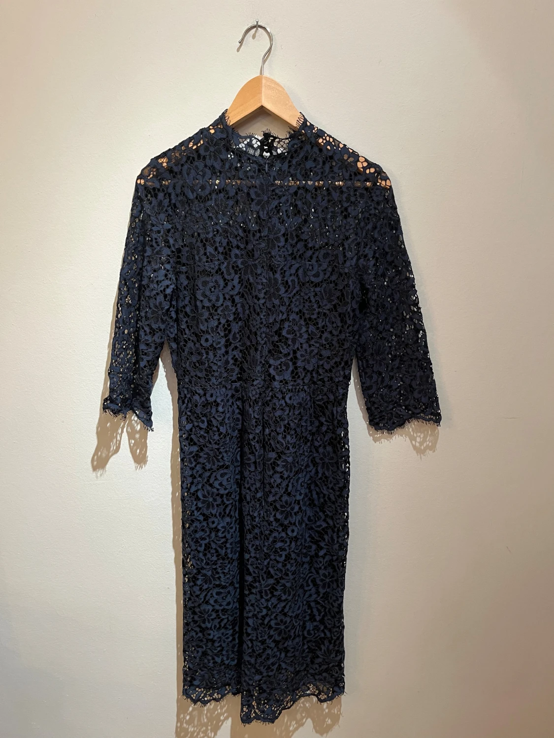 Mörkblå spetsklänning Soaked in Luxury - 1